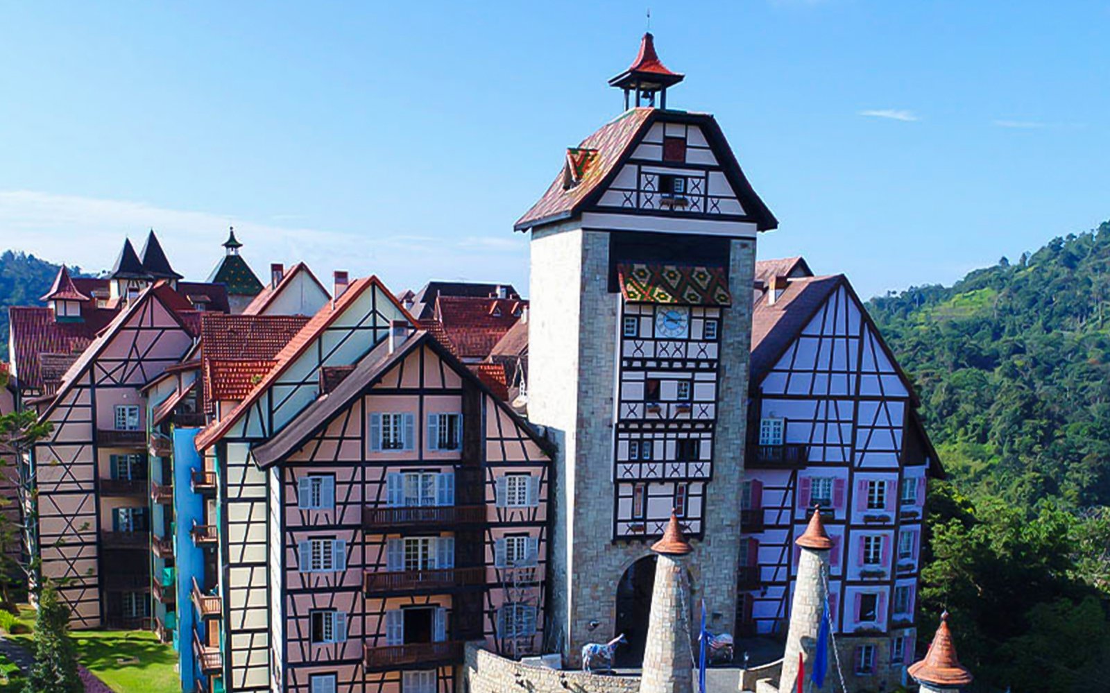 From Kuala Lumpur: Full-Day Tour of Batu Caves & Colmar Tropicale with Transfers