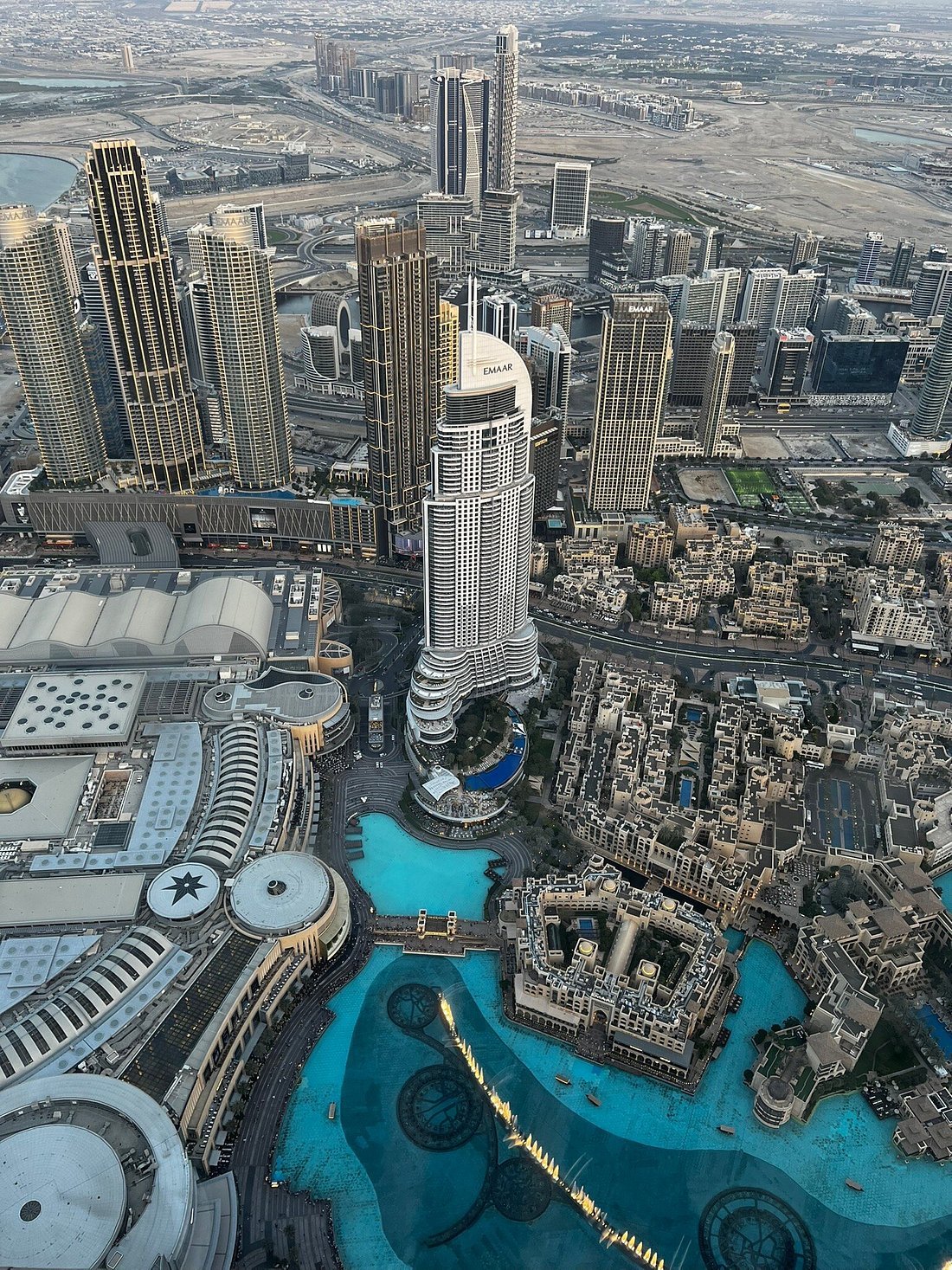 Burj Khalifa At The Top + Dubai Aquarium & Underwater Zoo Tickets