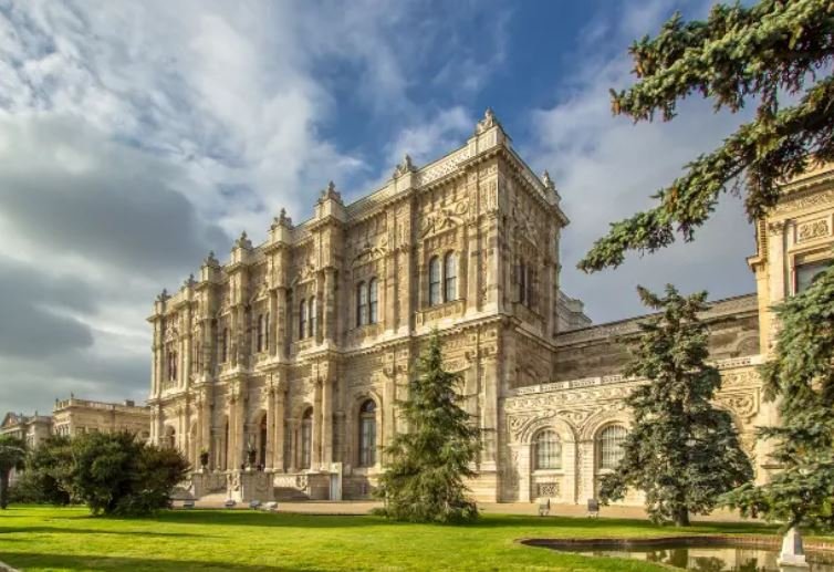 Combo (Save 9%): Dolmabahçe Palace & Harem + Hagia Sophia Skip-the-Line Tickets