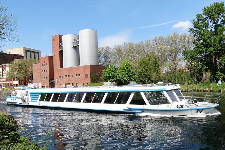 2.5-Hour City Boat Tour – Through the Center of Berlin to The West Harbor
