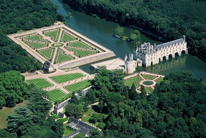 From Paris: Chambord, Chenonceau & Cheverny Castle Day Trip